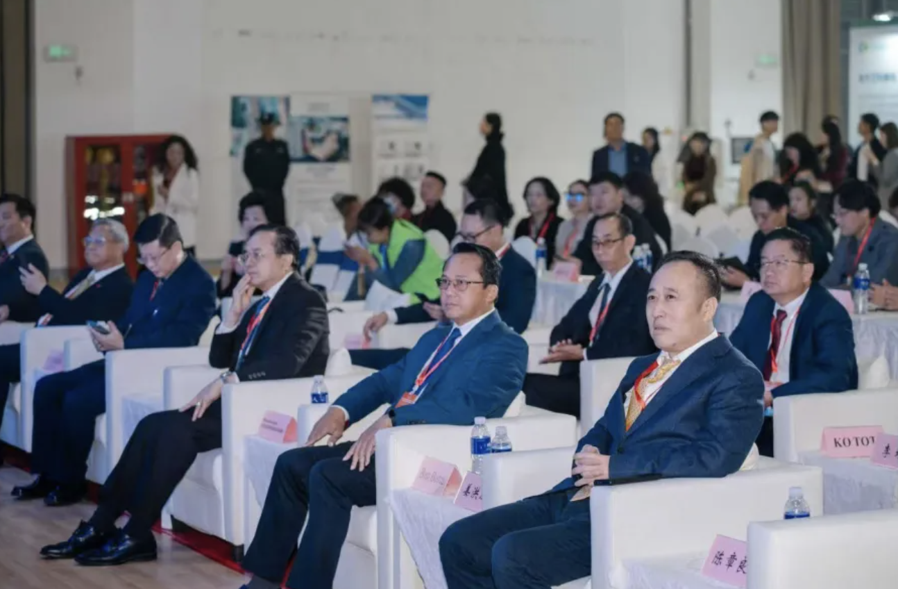 姜洪成出席2025南亚东南亚医疗产业创新发展论坛并致辞
