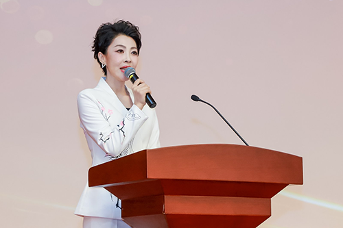 图为东方企业创新发展中心副秘书长、中央电视台原财经主持人杨晋。.png