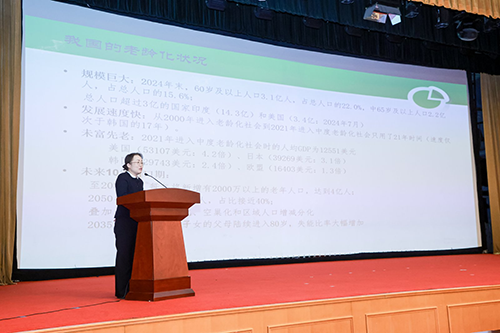 图为民政部政策研究中心研究员于建明主旨演讲。.png